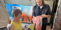 Полиция Чистополя подарила праздник будущим первоклассникам в рамках акции «Помоги собраться в школу» - Чистополь-информ